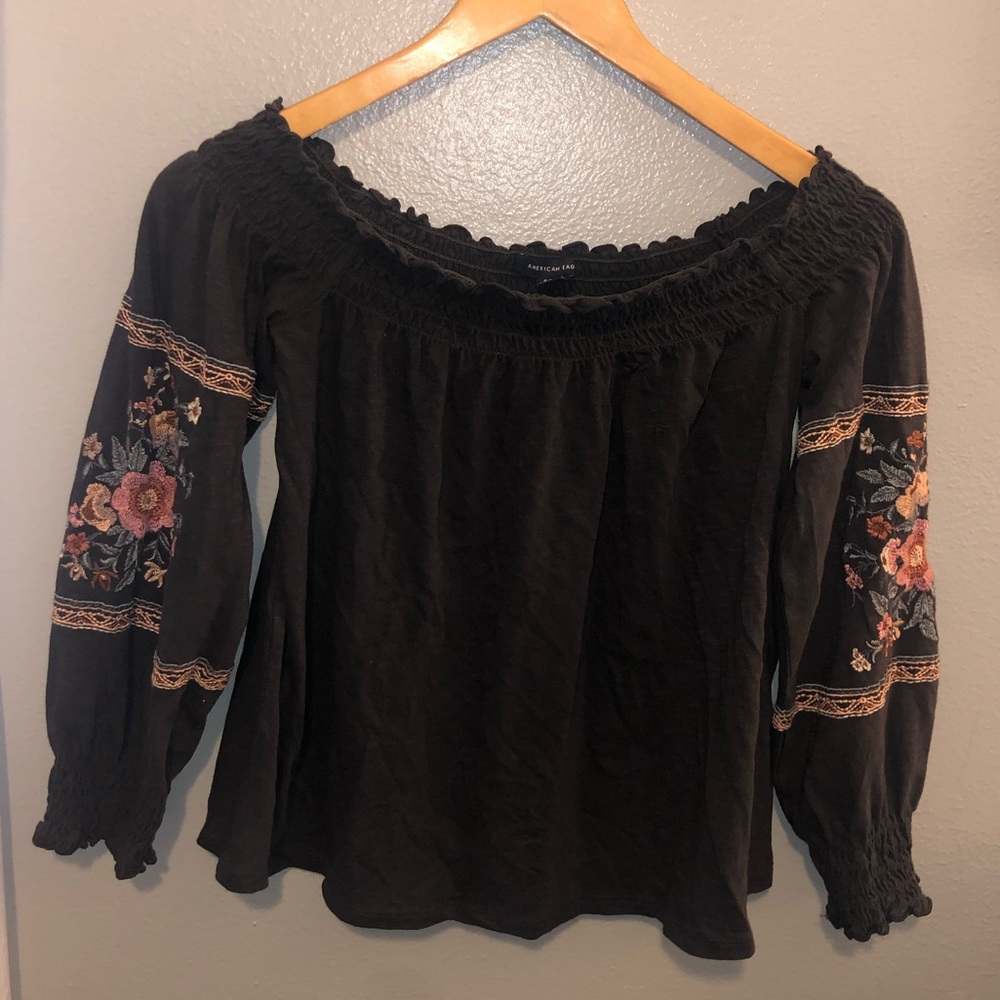 Off the shoulder long sleeve American Eagle top!